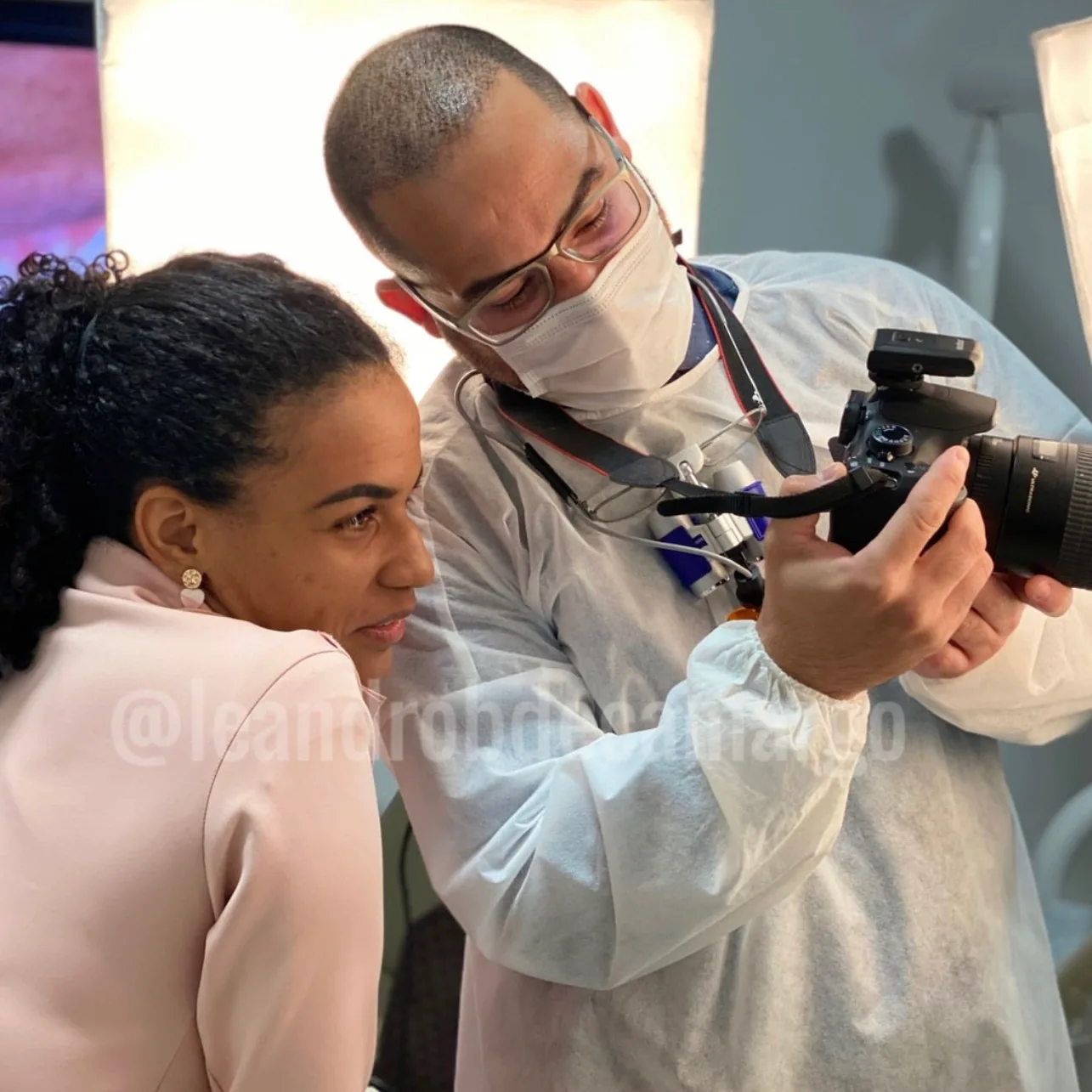 Clínica odontológica em Campo Grande MS — Dr. Leandro avaliando paciente na Inovare